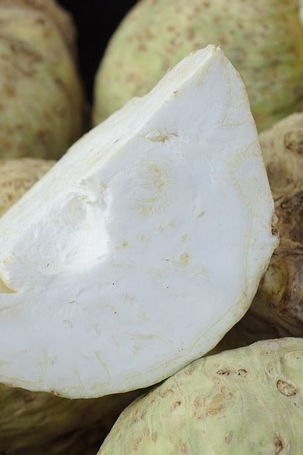 CELERIAC PEELED PER KILO